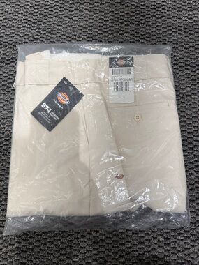 Dickies woman’s 874 Straight-Leg Chinos in Light Khaki